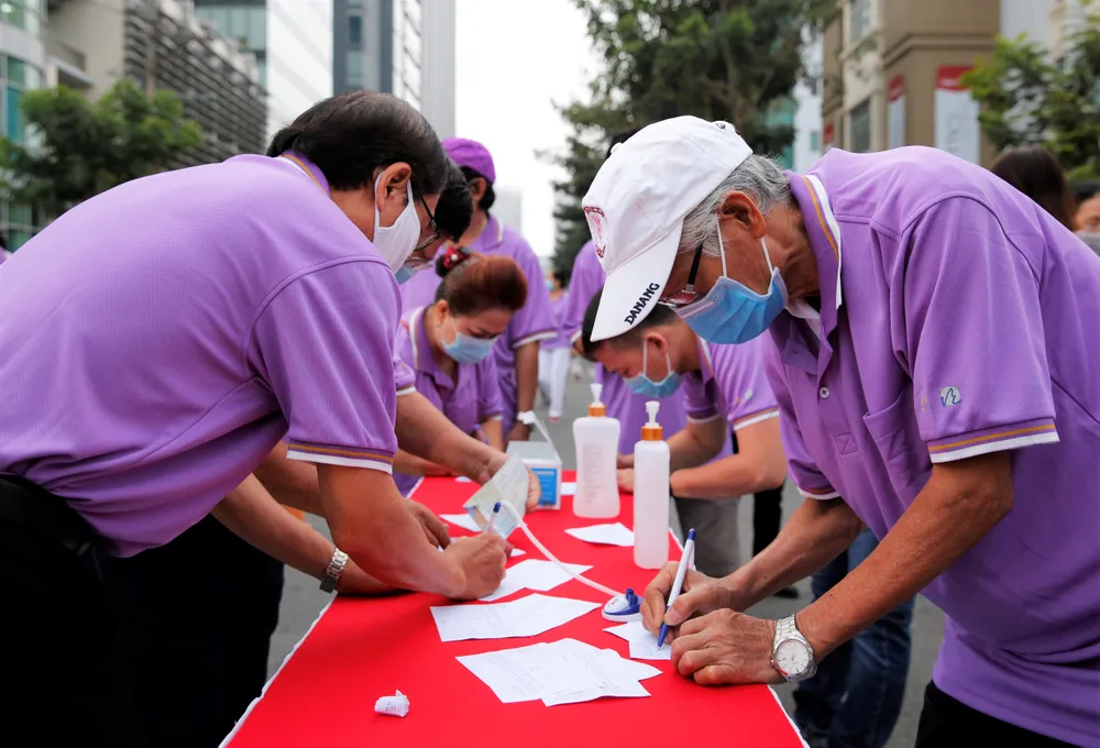 Chương trình đi bộ từ thiện Lawrence S. Ting lần thứ 16: Trao 2,8 tỷ đồng ủng hộ người nghèo ảnh 5