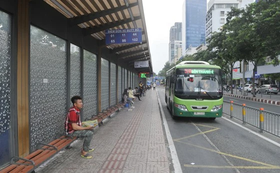 Trạm chờ xe buýt trên đường Hàm Nghi, quận 1, TPHCM. Ảnh: CAO THĂNG