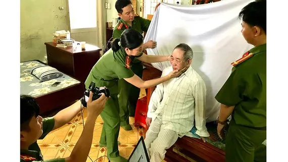 Công an TP Thủ Đức, TPHCM đến tận nhà làm và cấp căn cước cho công dân, tháng 3-2019