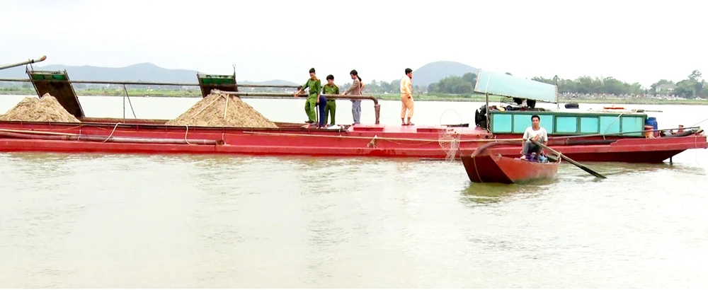 Công an huyện Nghi Xuân, Hà Tĩnh bắt giữ sà lan khai thác cát trái phép trên sông Lam