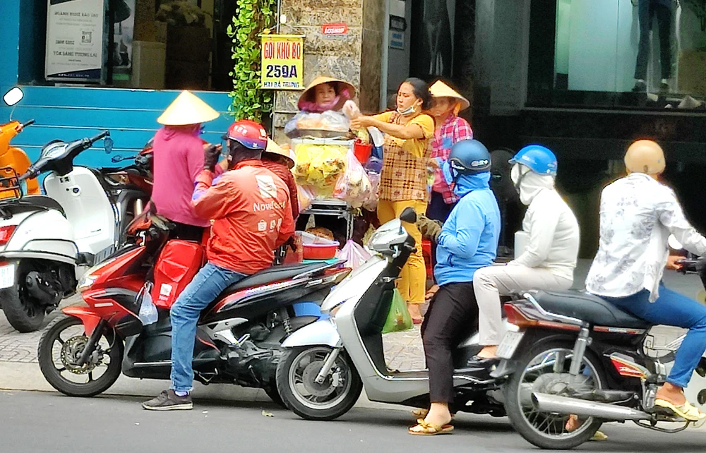 Gỏi khô bò ở công viên Lê Văn Tám trở thành bữa ăn xế hấp dẫn của nhiều người