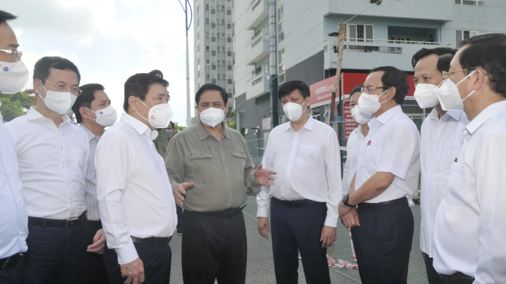 Đoàn công tác do Thủ tướng Chính phủ Phạm Minh Chính làm trưởng đoàn đã đến kiểm tra công tác phòng, chống dịch tại Khu cách ly Ký túc xá Đại học Quốc gia TPHCM. Ảnh: CAO THĂNG