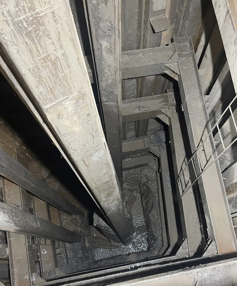 Từng lớp đất trong lòng hố được lấy ra, giúp giảm ma sát bám vào trụ bê tông