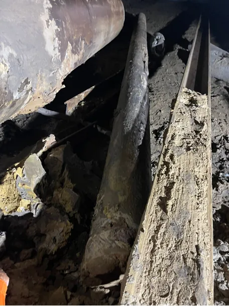 1 trụ bê tông được đưa lên mặt đất