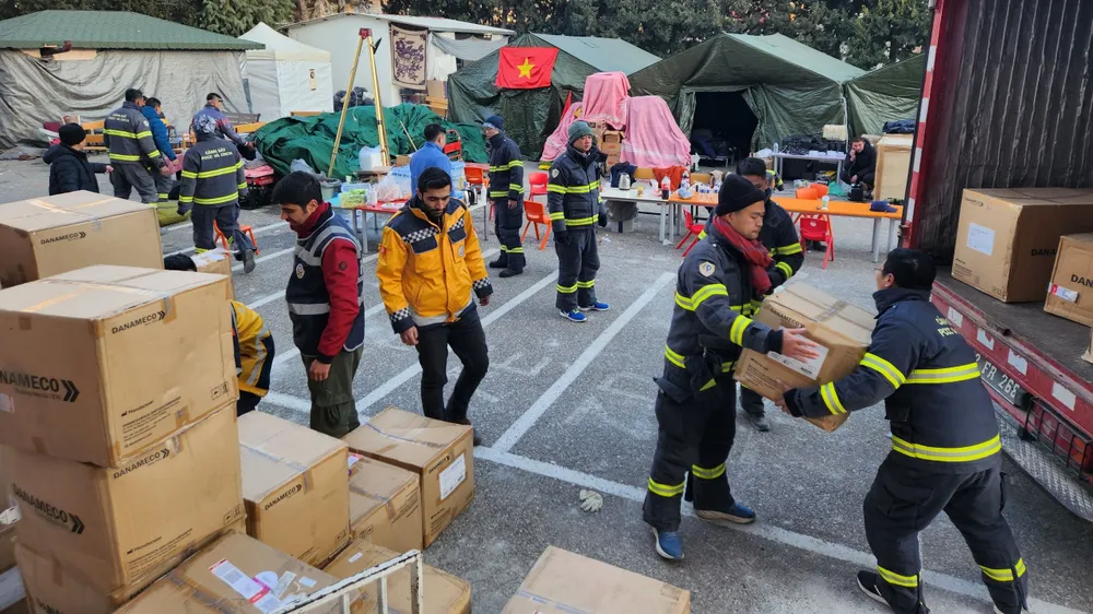 Công an Việt Nam trao 2 tấn hàng hóa y tế cho Thổ Nhĩ Kỳ Công an Việt Nam trao 2 tấn hàng hóa y tế cho Thổ Nhĩ Kỳ