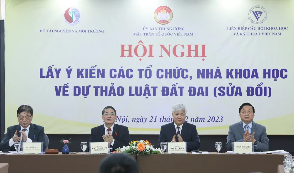 Hội nghị lấy ý kiến về dự thảo Luật Đất đai sửa đổi. Ảnh: VIẾT CHUNG Hội nghị lấy ý kiến về dự thảo Luật Đất đai sửa đổi. Ảnh: VIẾT CHUNG