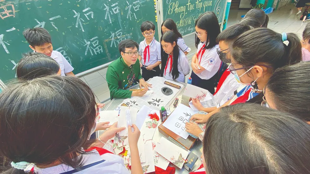 Thầy Võ Kim Bảo, giáo viên Ngữ văn khối 9, Trường THCS Nguyễn Du (quận 1, TPHCM) trong một hoạt động đổi mới phương pháp dạy học
