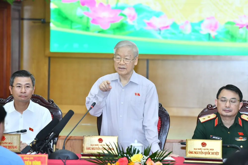 Tổng Bí thư Nguyễn Phú Trọng trao đổi với cử tri, sáng 13-5. Ảnh: VIẾT CHUNG Tổng Bí thư Nguyễn Phú Trọng trao đổi với cử tri, sáng 13-5. Ảnh: VIẾT CHUNG