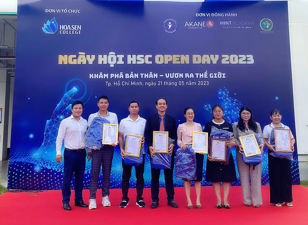 ThS. Lê Thiên Huy – Phó Hiệu trưởng Hoa Sen College trao thư cảm ơn các đơn vị trường học. Ảnh: HSC