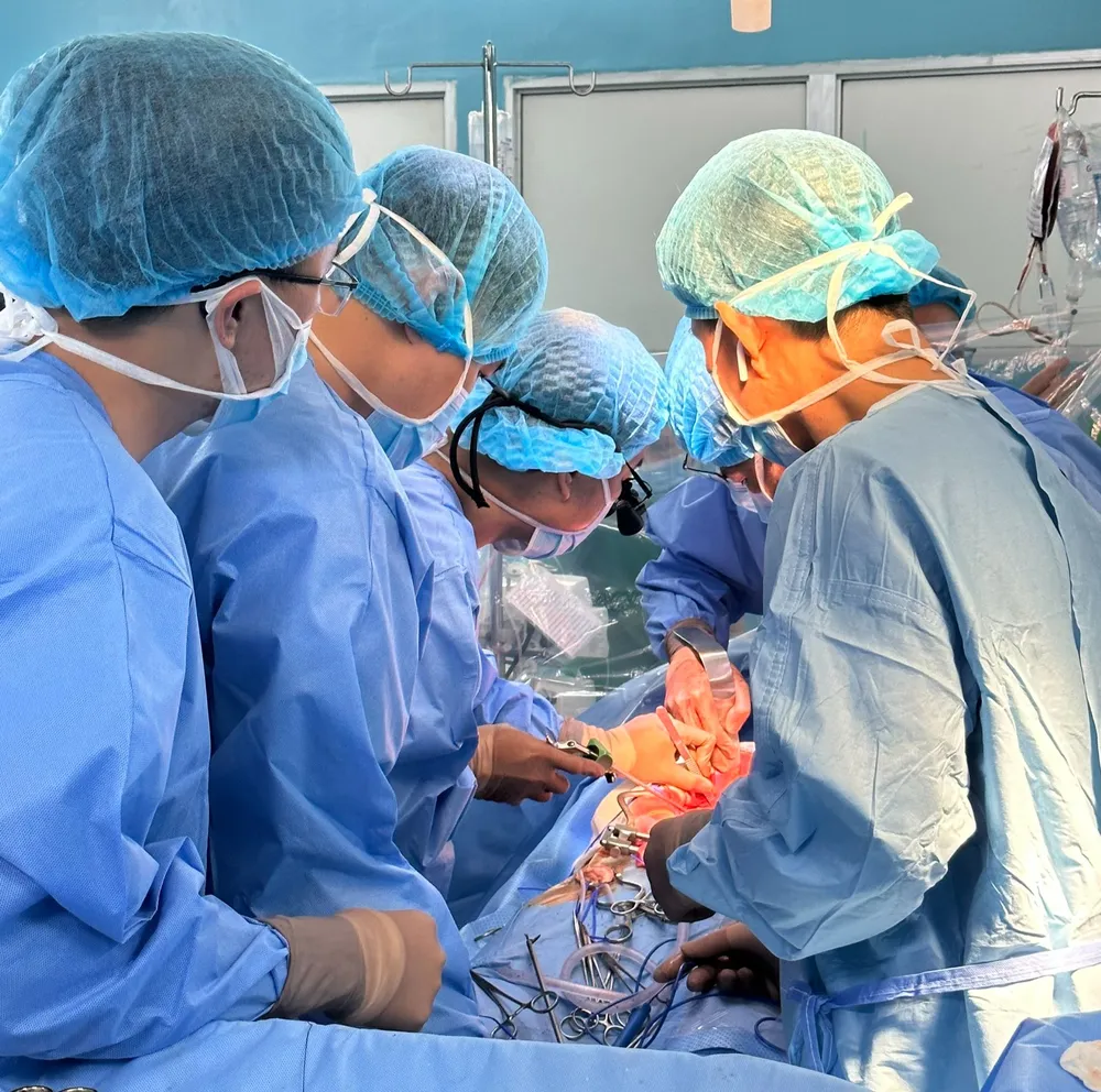 Các bác sĩ đang tiến hành phẫu thuật cho bệnh nhân Các bác sĩ đang tiến hành phẫu thuật cho bệnh nhân