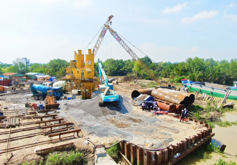 Phát triển hạ tầng giao thông không thể 'chăm chăm' vào ngân sách