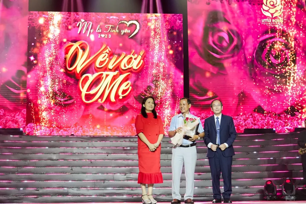 Ban Tổ chức tri ân nhà tài trợ đã đóng góp cho Quỹ Bông Hồng Nhỏ