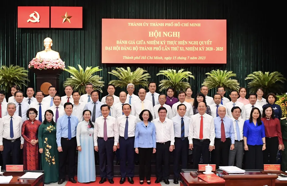 Thường trực Ban Bí thư cùng các đồng chí lãnh đạo Trung ương và TPHCM chụp hình lưu niệm tại hội nghị. Ảnh: VIỆT DŨNG