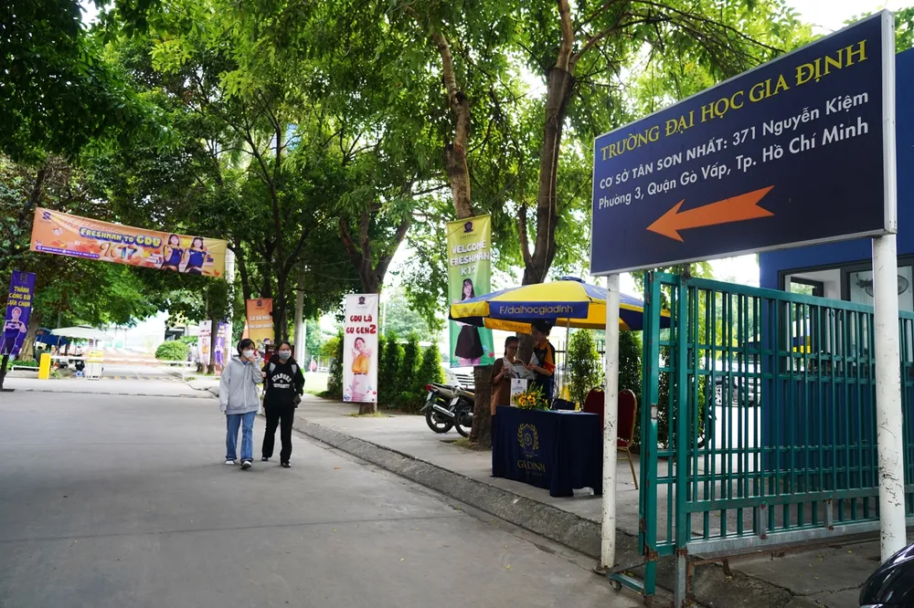 Cổng đi vào Trường Đại học Gia Định Cổng đi vào Trường Đại học Gia Định