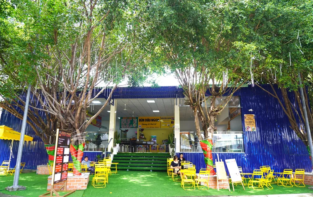 Khu ăn uống được “đầu tư” trong khuôn viên trường, cung cấp bữa ăn chất lượng, an toàn cho sinh viên Khu ăn uống được “đầu tư” trong khuôn viên trường, cung cấp bữa ăn chất lượng, an toàn cho sinh viên