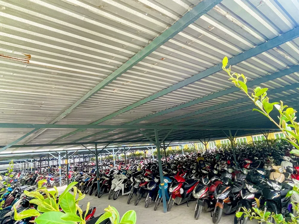 Bãi xe rộng, có mái che cho tất cả các sinh viên đang theo học tại trường Bãi xe rộng, có mái che cho tất cả các sinh viên đang theo học tại trường