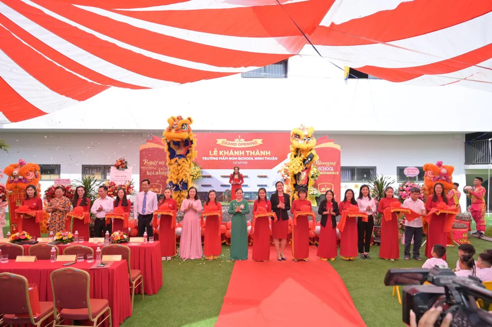 Các đại biểu thực hiện nghi thức cắt băng khánh thành. Ảnh: iSchool Vietnam Các đại biểu thực hiện nghi thức cắt băng khánh thành. Ảnh: iSchool Vietnam