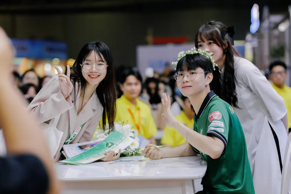 Morgan giao lưu cùng các bạn trẻ