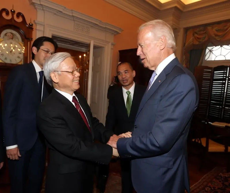 Tổng Bí thư Nguyễn Phú Trọng bắt tay Phó Tổng thống Hoa Kỳ Joe Biden trong chuyến thăm chính thức Hoa Kỳ năm 2015. Ảnh: TTXVN