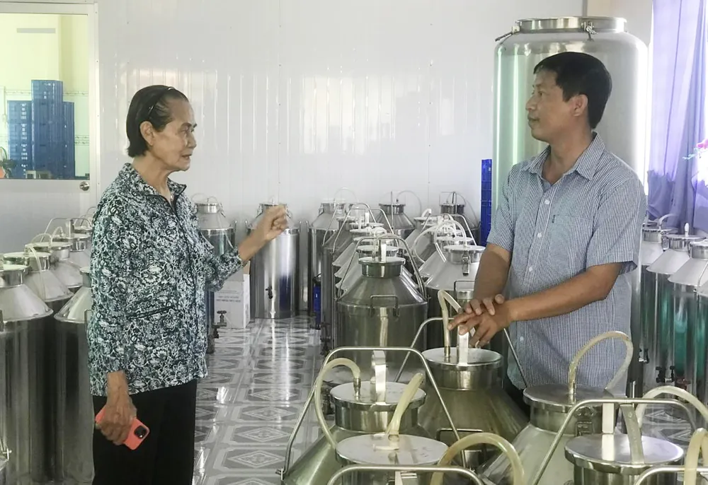 TS Võ Mai và thầy giáo Trần Quốc Trọng