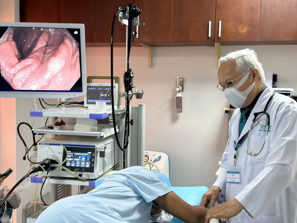 Bác sĩ Nguyễn Xuân Lam đang khám cho người bệnh tại Phòng khám Đa khoa Quốc tế YERSIN Bác sĩ Nguyễn Xuân Lam đang khám cho người bệnh tại Phòng khám Đa khoa Quốc tế YERSIN