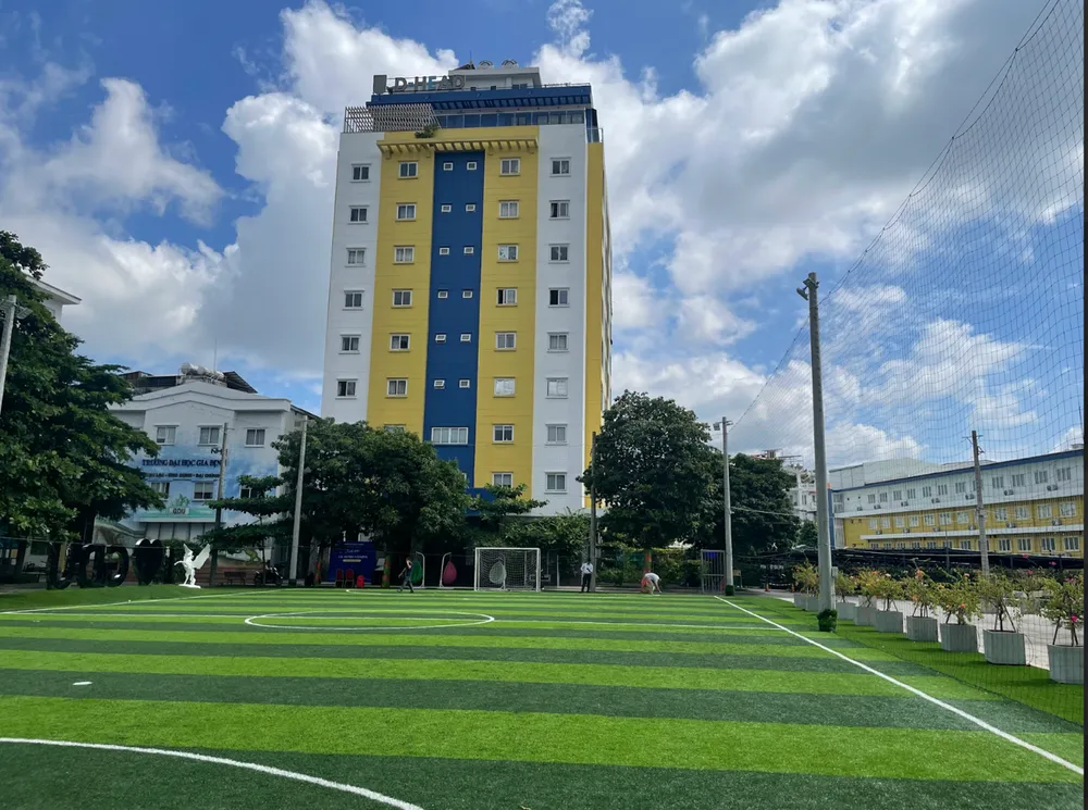 Sân bóng GDU rộng lớn được chọn là nơi tổ chức chương trình “Tri ân Thầy Cô” 2023