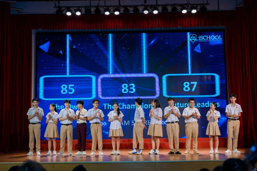 Các thí sinh hồi hộp nhận kết quả từ Ban Giám khảo. Ảnh: iSchool Vietnam Các thí sinh hồi hộp nhận kết quả từ Ban Giám khảo. Ảnh: iSchool Vietnam