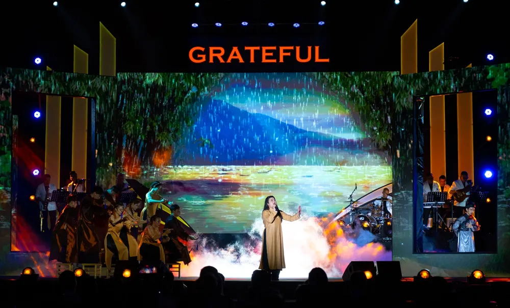 Ca sĩ Kim Tuyến hiện là sinh viên đang học trong hệ thống giáo dục Nguyễn Hoàng, trình bày ca khúc Người thầy, sáng tác Nguyễn Nhất Huy trong chương trình