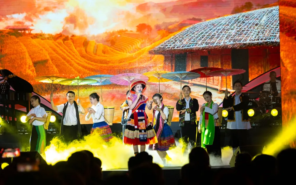 Tiết mục của Cô giáo Phan Phượng đến từ trường Ischool Hà Tĩnh trong ca khúc “Em là cô giáo vùng cao”