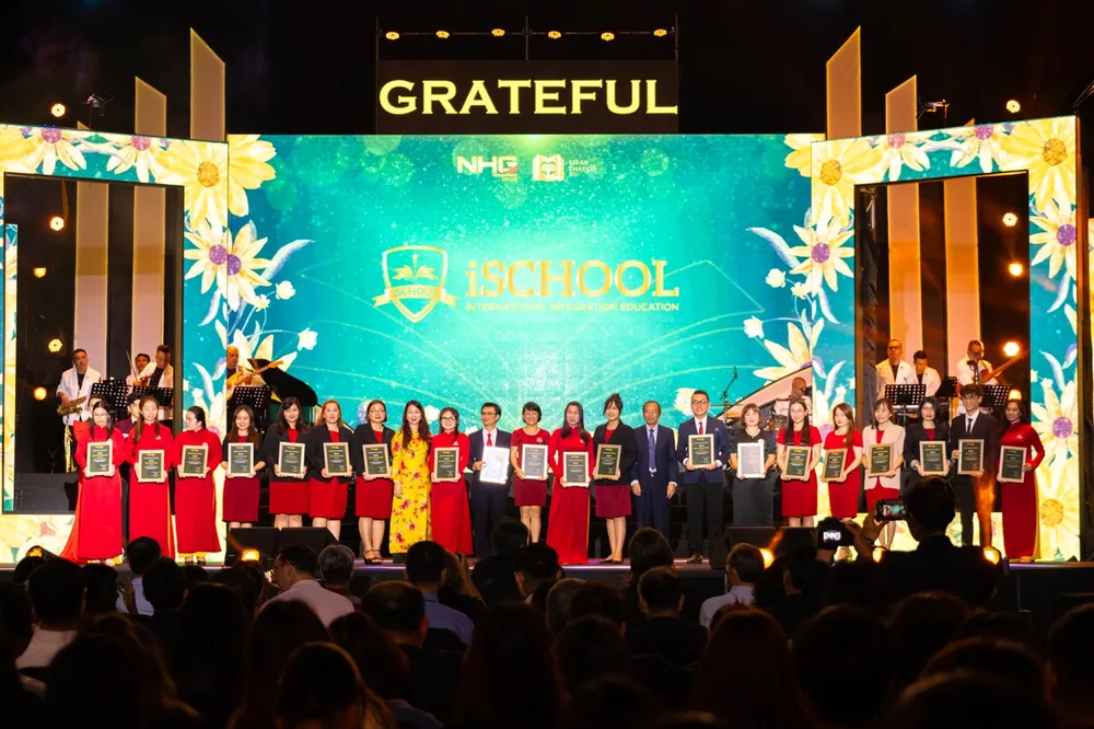 Đêm nhạc cũng tôn vinh những 106 Thầy Cô vì những đóng góp sáng tạo và tận tâm cho sự nghiệp giáo dục