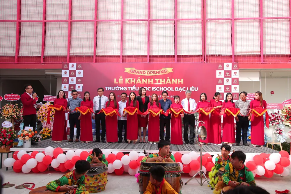 Các đại biểu cùng thực hiện nghi thức cắt băng khánh thành Các đại biểu cùng thực hiện nghi thức cắt băng khánh thành