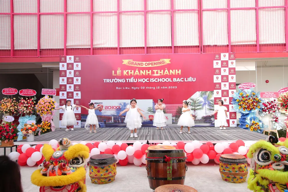 Chương trình có nhiều tiết mục văn nghệ sôi động đến do học sinh của trường Mầm non và Trường Tiểu học iSchool Bạc Liêu biểu diễn Chương trình có nhiều tiết mục văn nghệ sôi động đến do học sinh của trường Mầm non và Trường Tiểu học iSchool Bạc Liêu biểu diễn