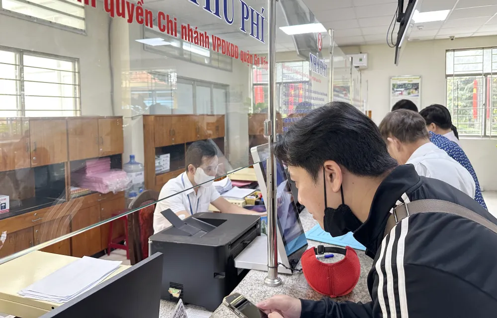 Người dân đến thực hiện thủ tục hành chính liên quan đến đất, căn hộ tại phường Gò Vấp, TPHCM. Ảnh: THANH HIỀN