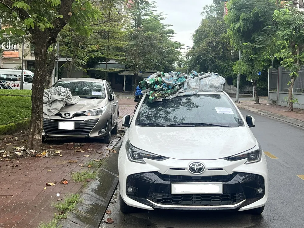 Xe vi phạm bị dán thông báo vi phạm trật tự an toàn giao thông và trật tự đô thị (phạt nguội). Ảnh: QUỐC HÙNG xea.jpg