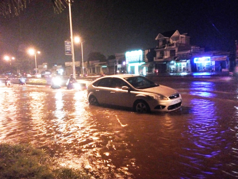 Một chiếc ô tô chết máy vì nước ngập sâu trên đường quốc lộ 51b cũ. Ảnh: NN