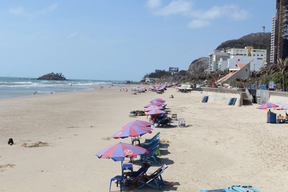 Bãi biển Vũng Tàu vắng lặng du khách ngày cuối tuần