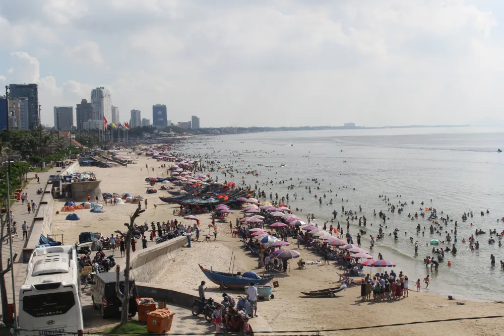 Du khách đổ dồn về Vũng Tàu tắm biển ảnh 4