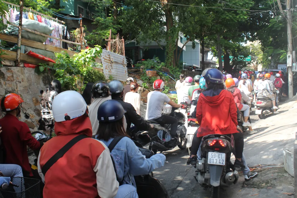 Du khách đổ dồn về Vũng Tàu tắm biển ảnh 3