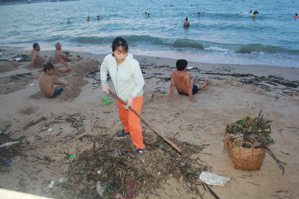 Rác đại dương tiếp tục “tấn công” bờ biển Vũng Tàu ảnh 3