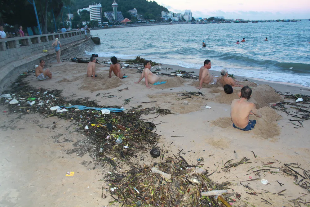 Rác đại dương tiếp tục “tấn công” bờ biển Vũng Tàu ảnh 2