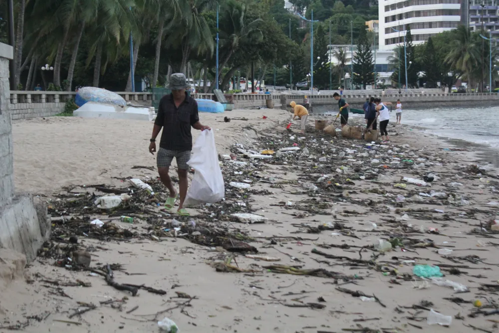 Rác đại dương tiếp tục “tấn công” bờ biển Vũng Tàu ảnh 5