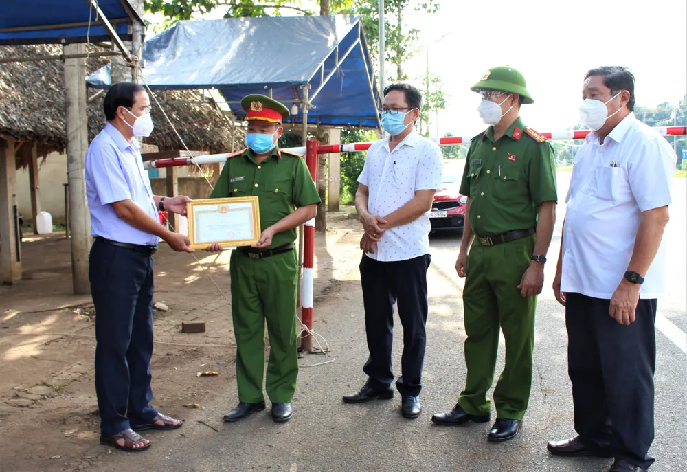 Khen thưởng trưởng công an xã kịp thời đưa sản phụ đi cấp cứu ảnh 1