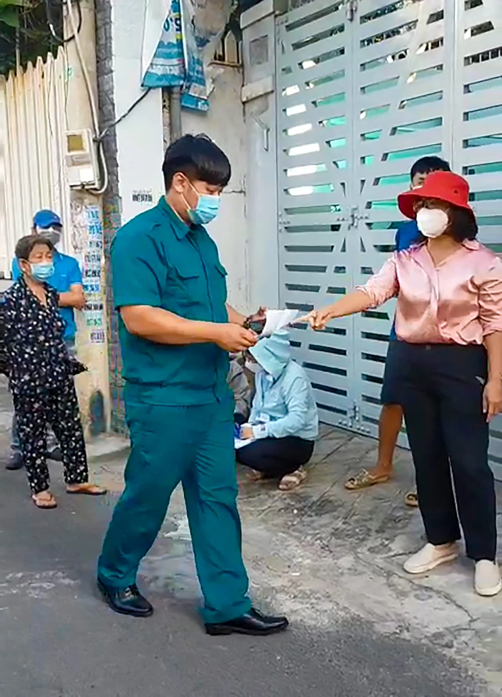 Vụ clip cự cãi giữa 2 tổ phòng chống dịch: Bí thư phường 4 và một công an viên TP Vũng Tàu làm bản kiểm điểm ảnh 2 Vụ clip cự cãi giữa 2 tổ phòng chống dịch: Bí thư phường 4 và một công an viên TP Vũng Tàu làm bản kiểm điểm ảnh 2