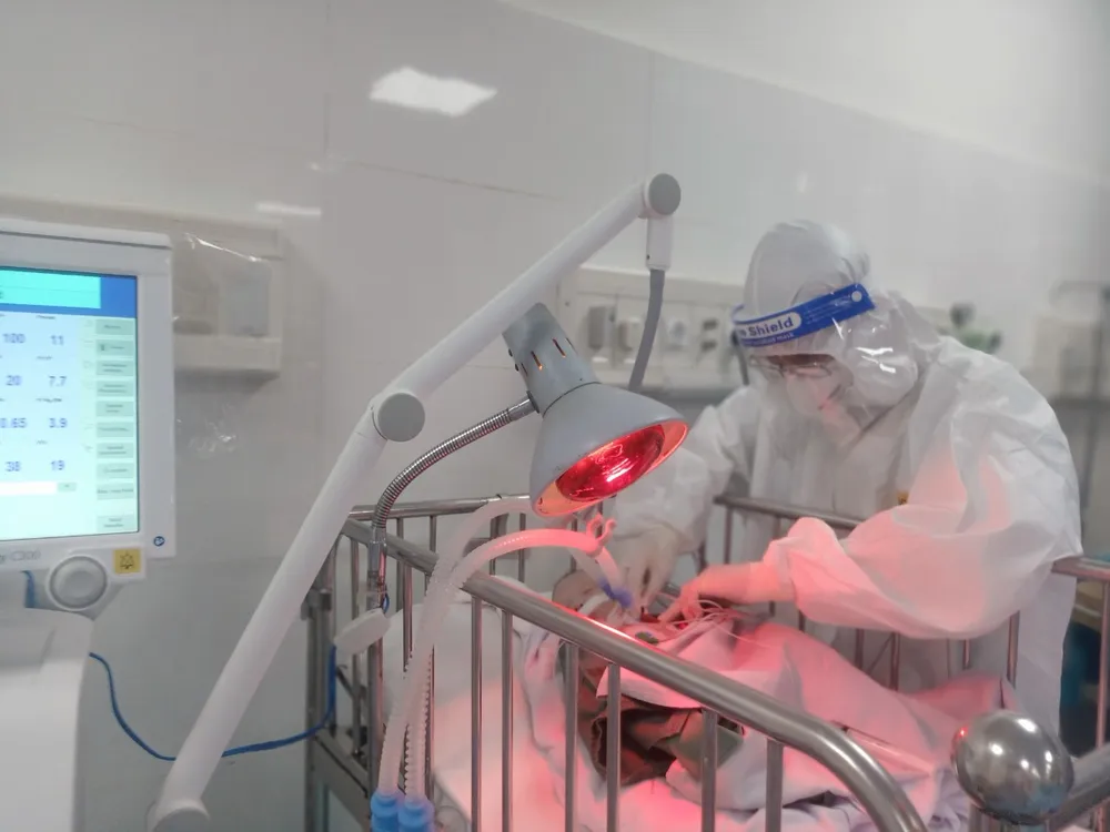 Vũng Tàu: Cứu sống bé sơ sinh ngưng tim, có mẹ mắc Covid-19 ảnh 1