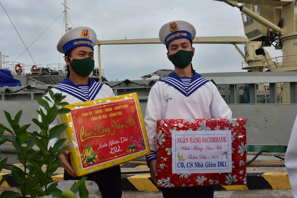 Bắt đầu chuyến thăm và chúc tết cán bộ, chiến sĩ nhà giàn DK1 ảnh 2 Bắt đầu chuyến thăm và chúc tết cán bộ, chiến sĩ nhà giàn DK1 ảnh 2