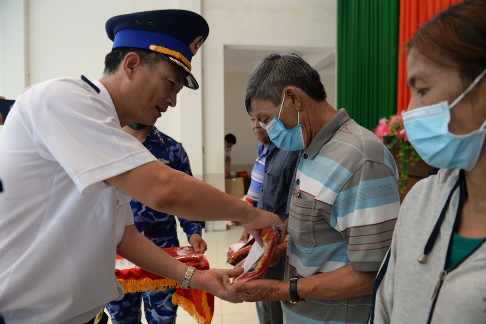 Vùng Cảnh sát biển 3 trao quà cho ngư dân huyện Long Điền có hoàn cảnh khó khăn