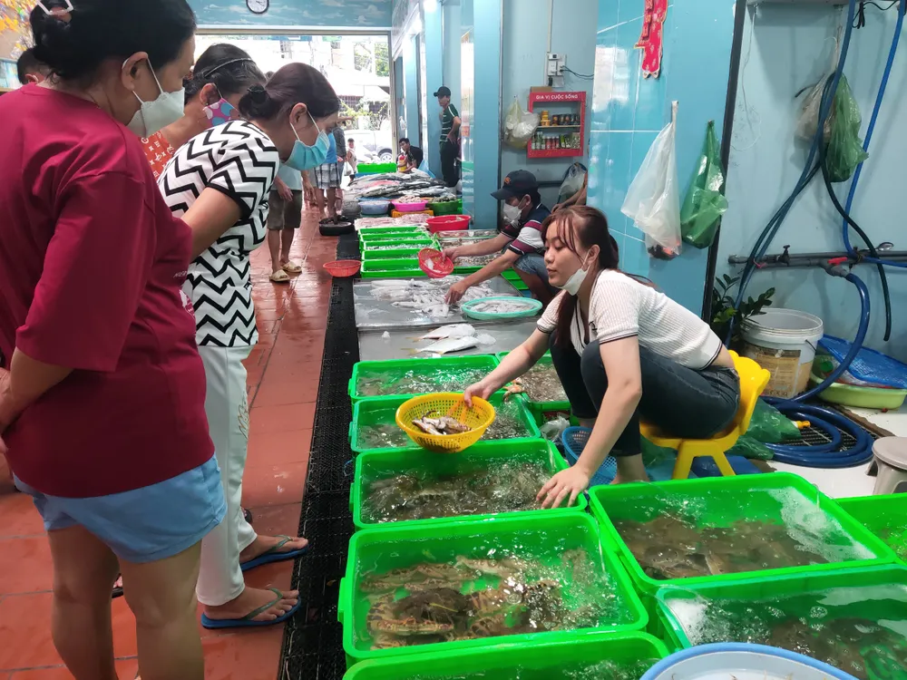 Du khách chen chân tắm biển Vũng Tàu ảnh 3