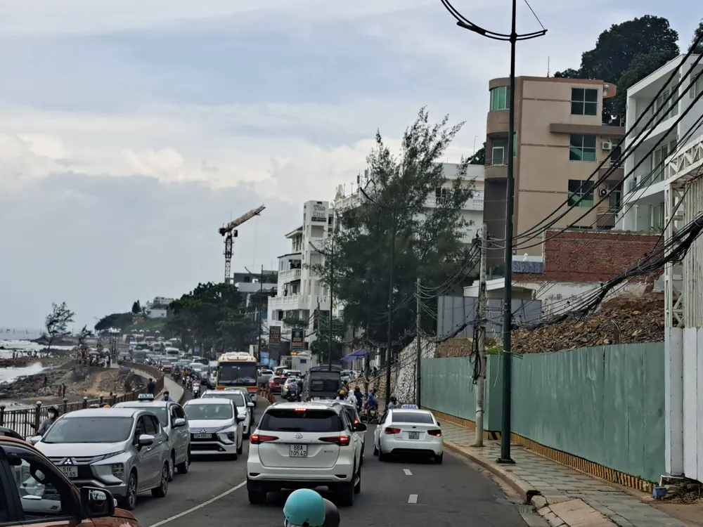 Du khách chen chân tắm biển Vũng Tàu ảnh 4