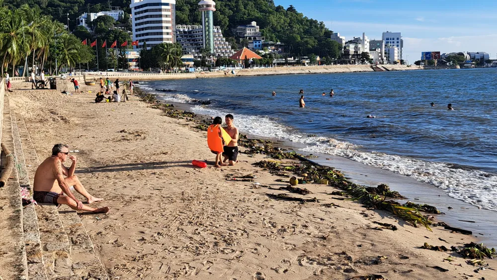 Vũng Tàu đông nghịt du khách ngày lễ 2-9 ảnh 2