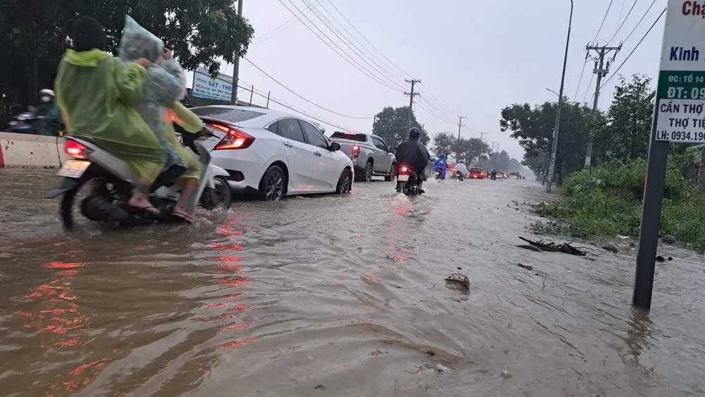 Nhiều tuyến đường ở Bà Rịa - Vũng Tàu ngập nặng sau cơn mưa dài 3 tiếng ảnh 4